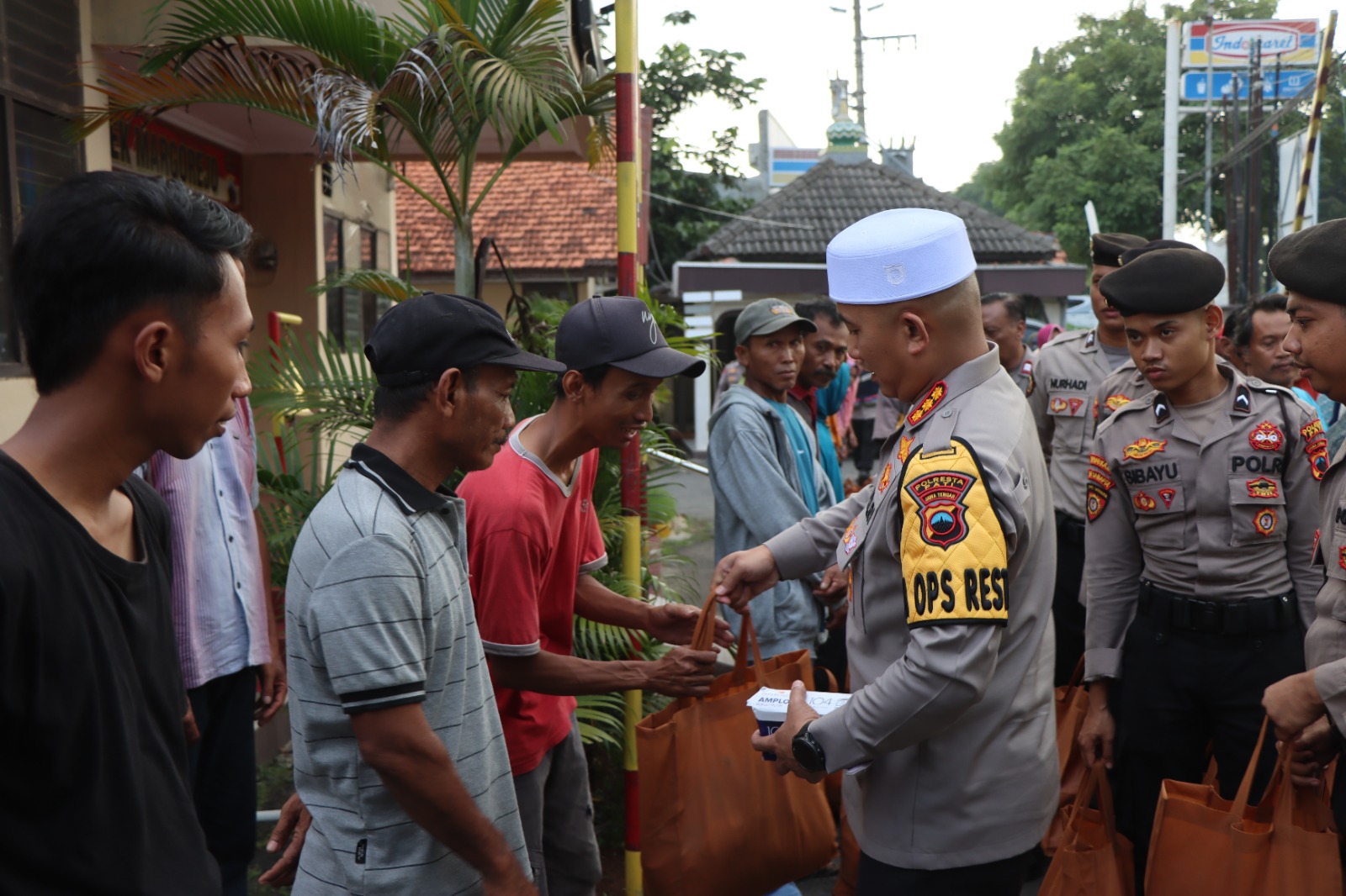 Kapolresta Pati Gelar Baksos Pembagian Sembako Untuk Warga Margorejo