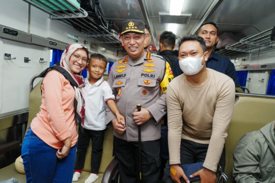 Kapolri Pastikan Pemudik Terlayani Dengan Baik Saat Tinjau Stasiun Pasar