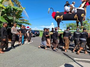 Kapolsek Mendoyo Kawal Pengabenan Almarhum I Kadek Narendra Krisnanda Ray