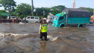 Banjir di Pantura dan Lonjakan Pemudik Timbulkan Kemacetan di Semarang