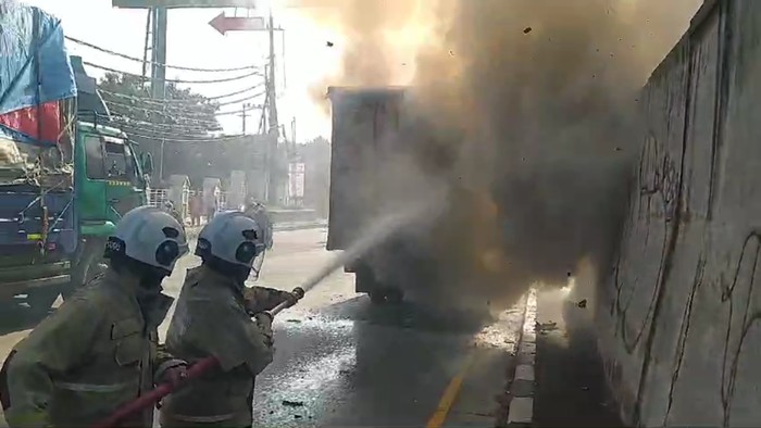 Kebakaran Truk Angkut Sepeda Listrik Di Jalan Siliwangi Semarang