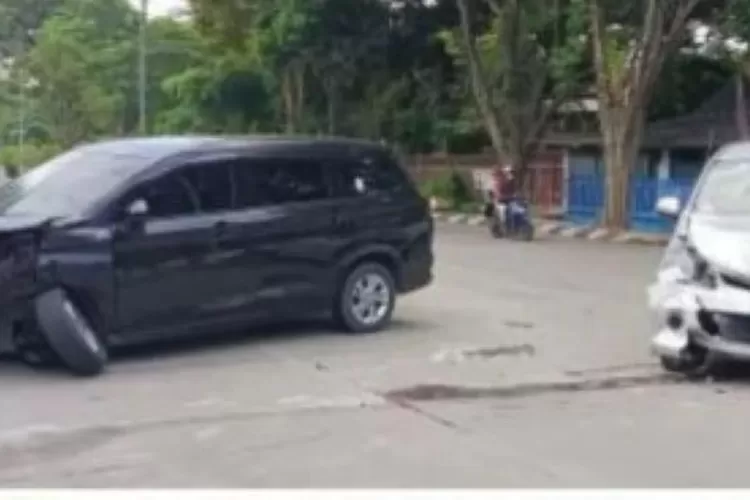 Kecelakaan Di Jalan Hanoman Semarang, Libatkan 2 Mobil, Warganet Malah