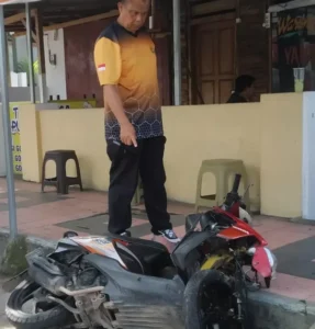 Pemotor Tabrak Tiang LPJU di Jalan Wahid Hasyim Banyuwangi Sampai Klenger