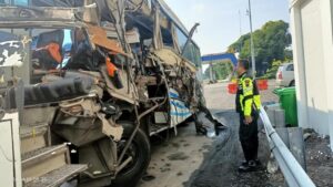 Polisi Cari Truk Tabrak Bus Tewaskan 2 Orang di Tol Semarang