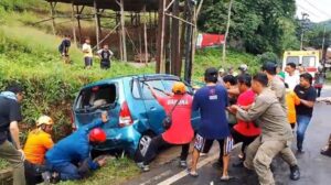 Kecelakaan di Turunan Tuntang Semarang, Truck Pikap Tabrak City Car