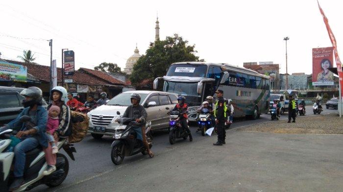 Kepadatan Arus Lalu Lintas Di Jalur Selatan Sampang Cilacap Justru