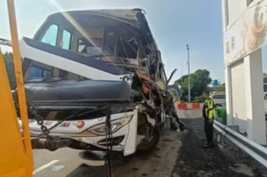 Kronologi Bus Pahala Kencana Seruduk Truk di Tol Tembalang Semarang yang Menyebabkan 2 Penumpang Tewas