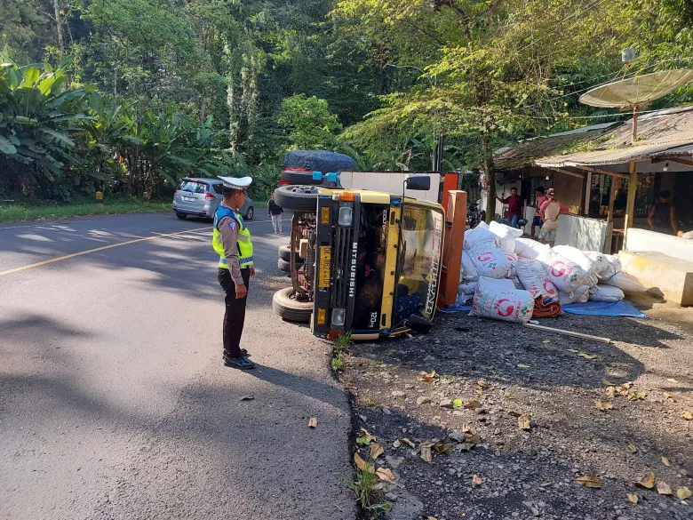 Kronologi Truk Terguling Di Gumitir Banyuwangi