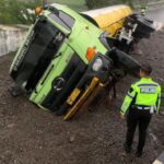 Laka Di Turunan Kertek Wonosobo, Truk Tangki Tabrak Pikap Terguling