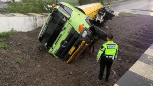 Tabrakan di Turunan Kertek Wonosobo, Truk Tangki Tabrak Pikap-Terguling