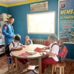 Layanan Pondok Baca Untuk Anak Bantaran Sungai Dari Ditpolairud Polda