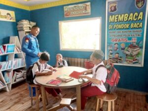 Layanan Pondok Baca untuk Anak Bantaran Sungai dari Ditpolairud Polda Kalteng