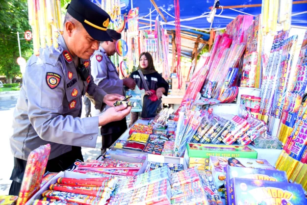 Lebaran Aman Tanpa Korban Petasan, Polresta Banyuwangi Razia Lapak Pedagang