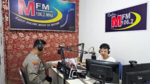 Melalui Siaran Radio, Bhabinkamtibmas Polsek Batang Kota Sosialisasikan Larangan Petasan dan Balon Udara