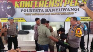 Penyebar Hoaks Battle Sound Banyuwangi Sungkem Minta Maaf ke Kapolres