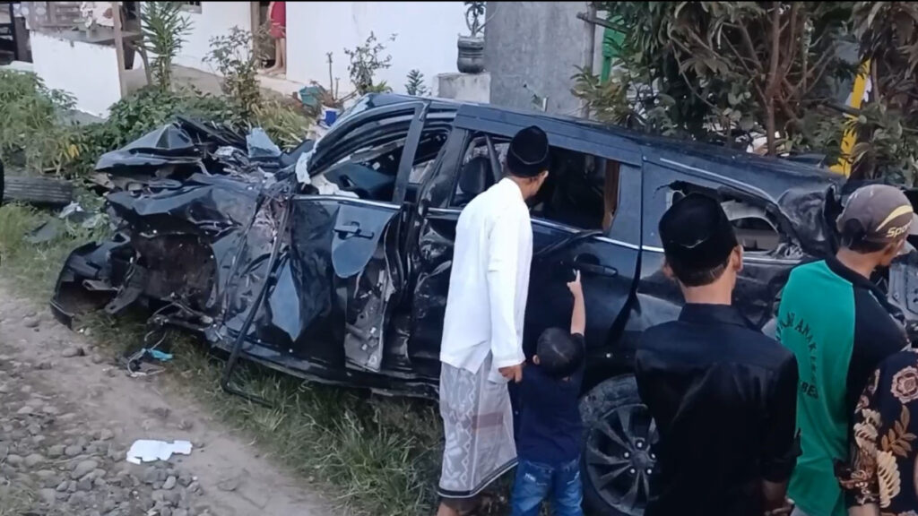 Mobil Ditumpangi Satu Keluarga Tertabrak Kereta di Brebes, 2 Orang Tewas