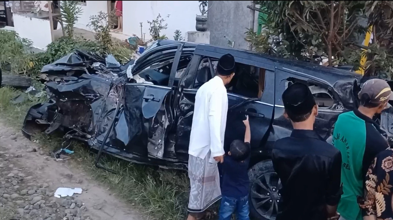 Mobil Ditumpangi Satu Keluarga Tertabrak Kereta Di Brebes, 2 Orang