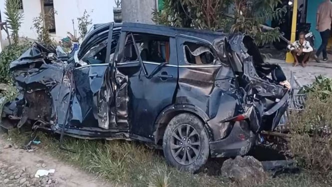 Mobil Ditumpangi Satu Keluarga Tertabrak Kereta Di Brebes, Dua Orang