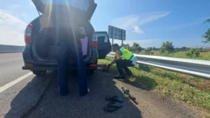 Sebuah Mobil Milik Pemudik Mendadak Pecah Ban di Tol Pemalang, Untungnya..