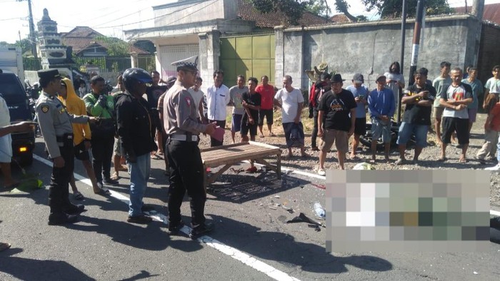 Mobil Dan Motor Adu Banteng Di Genteng Banyuwangi, 1 Orang