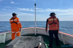 Pria Paruh Baya Nekat Terjun ke Laut saat Naik Kapal Tujuan Tanjung Emas Semarang