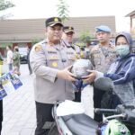 Operasi Kryd, Kapolres Rembang & Kasat Lantas Beri Hadiah Pengendara