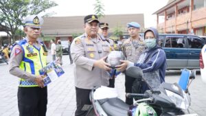 Tertib Berlalu Lintas, Kapolres Rembang & Kasat Lantas Beri Hadiah Pengendara Saat Operasi KRYD