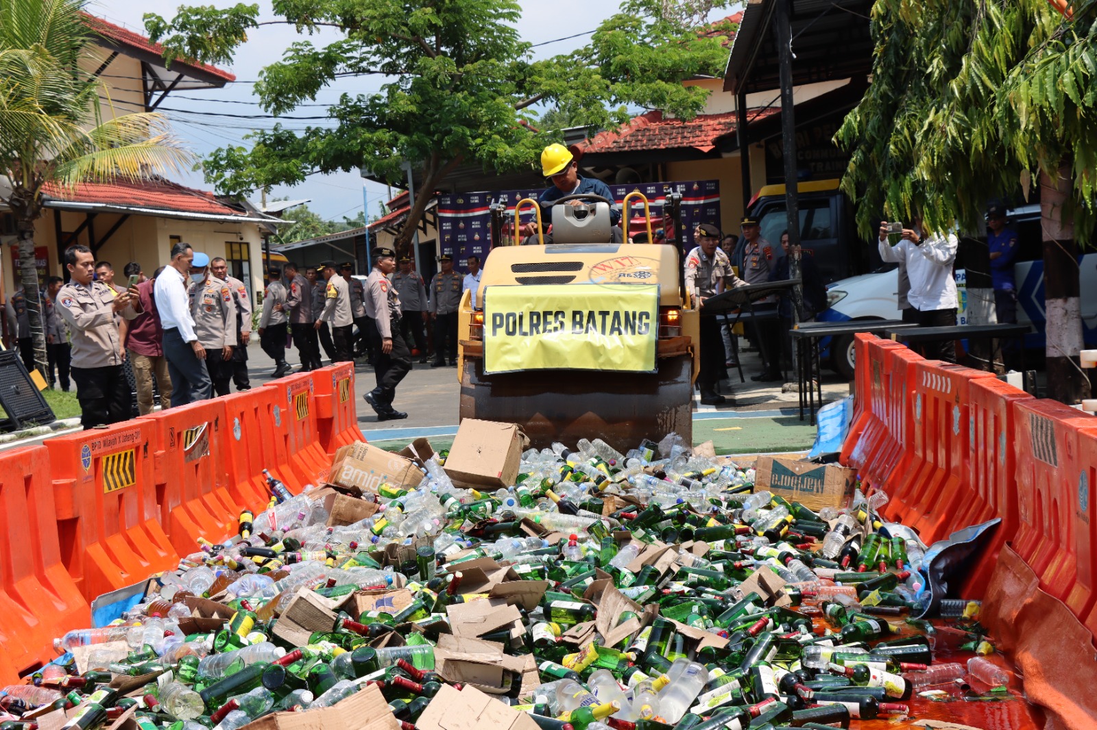 Operasi Pekat, Polres Batang Musnahkan 3.633 Botol Miras