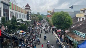 Kawasan Sekitar Pasar Induk Wonosobo Padat. Didominasi Kendaraan Lokal