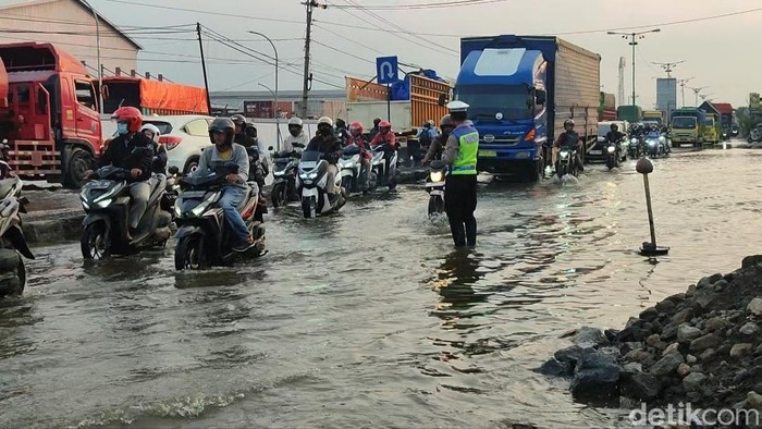 Pantura Sayung Diterjang Banjir Rob, Pemkab Demak Koordinasi Pusat Siapkan Jalur