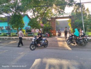 Beri Rasa Aman, Polisi Bantu Anak Sekolah Menyeberang Jalan