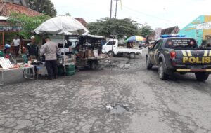 Patroli Dialogis Dengan Pedagang, Polsek Lasem Sosialisasi Larangan Knalpot Bising