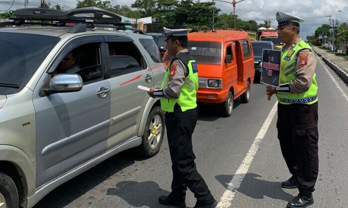 Peduli Keselamatan Berkendara, Ditlantas Beri Teguran Pengandara R4 Yang Tidak