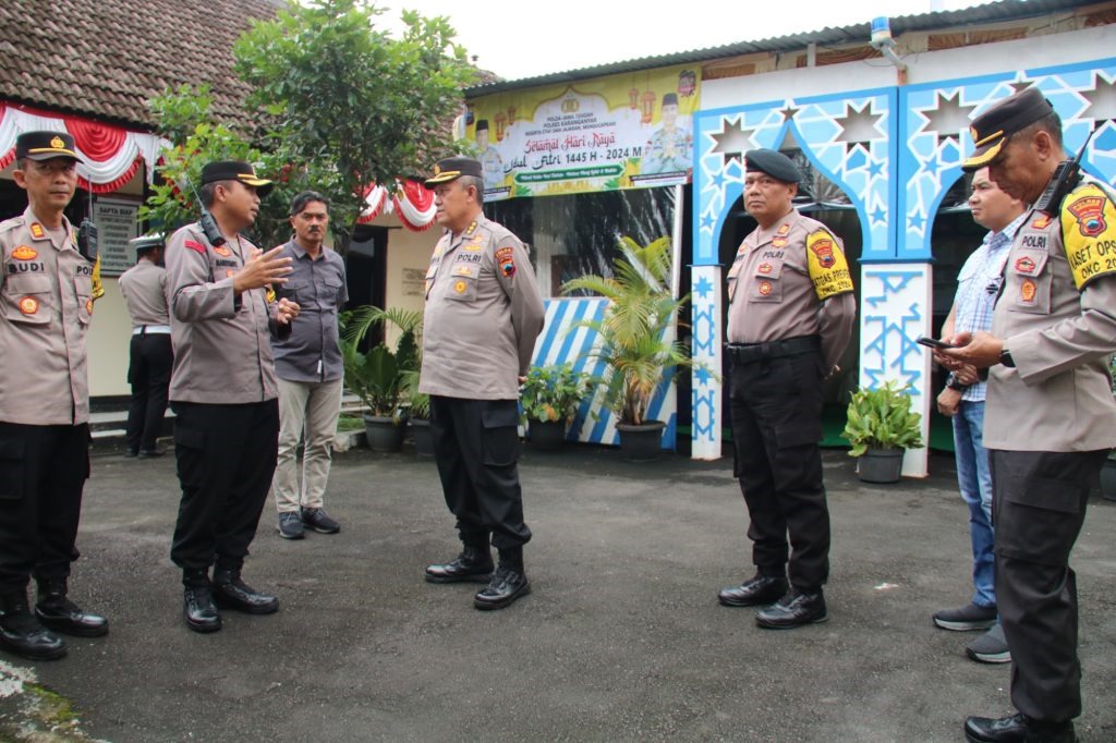 Pejabat Polda Jateng Tinjau Kegiatan Operasi Ketupat Candi Di Karanganyar