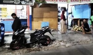 Pemotor Mabuk Tabrak Warung di Pekunden Semarang