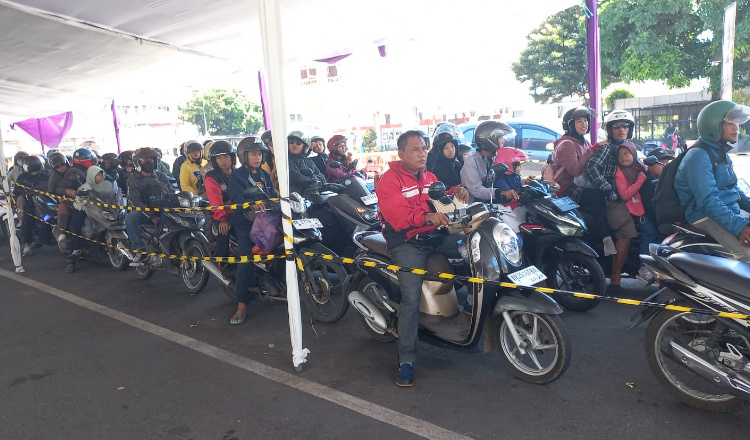 Pemudik menyeberang ke pulau bali padati pelabuhan ketapang saat arus