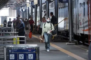 Pemudik Mulai Padati Stasiun Tawang dan Poncol Kota Semarang