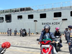 Pemudik gratis kapal perang TNI AL tiba di Semarang