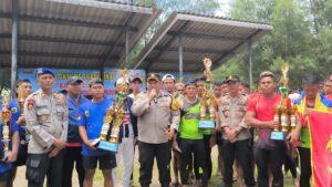 Pemberian Hadiah Pemenang Lomba Dayung Kapolres Rembang Cup