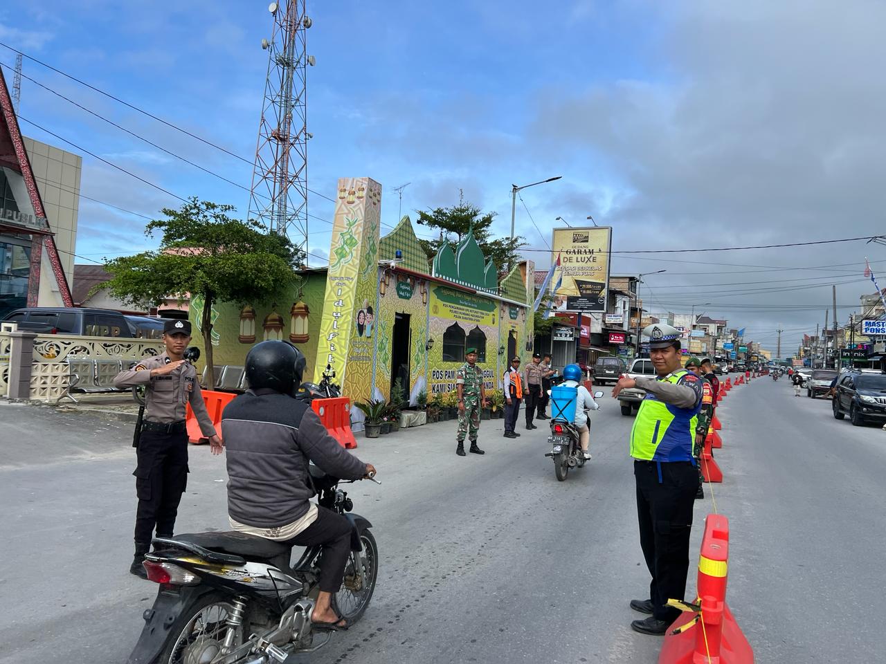 Personil Pos Pam Doloksanggul Humbahas Laksanakan Pengaturan Lalin Di Hari