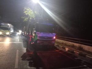 Personil Satlantas Polres Rembang Beri Teguran Truk Yang Parkir Liar saat Patroli BLP