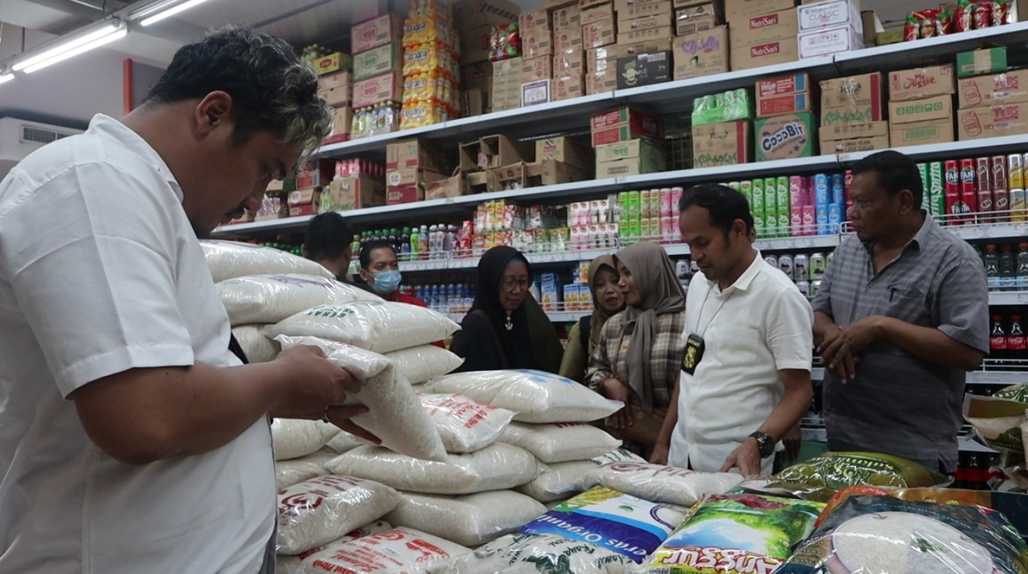 Petugas Cek Tanggal Kadaluwarsa Makanan Di Swalayan Dan Minimarket Jelang