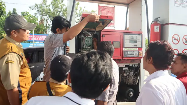 Petugas Sidak Dan Bongkar Dispenser Bbm Spbu Di Pantura Pemalang,