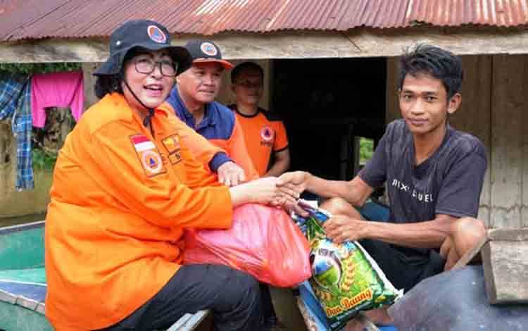 Pj Bupati Lamandau Salurkan Bantuan Ke Warga Terdampak Banjir