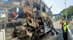 Polisi Cari Truk yang Ditabrak Bus Tewaskan 2 Orang di Tol Semarang