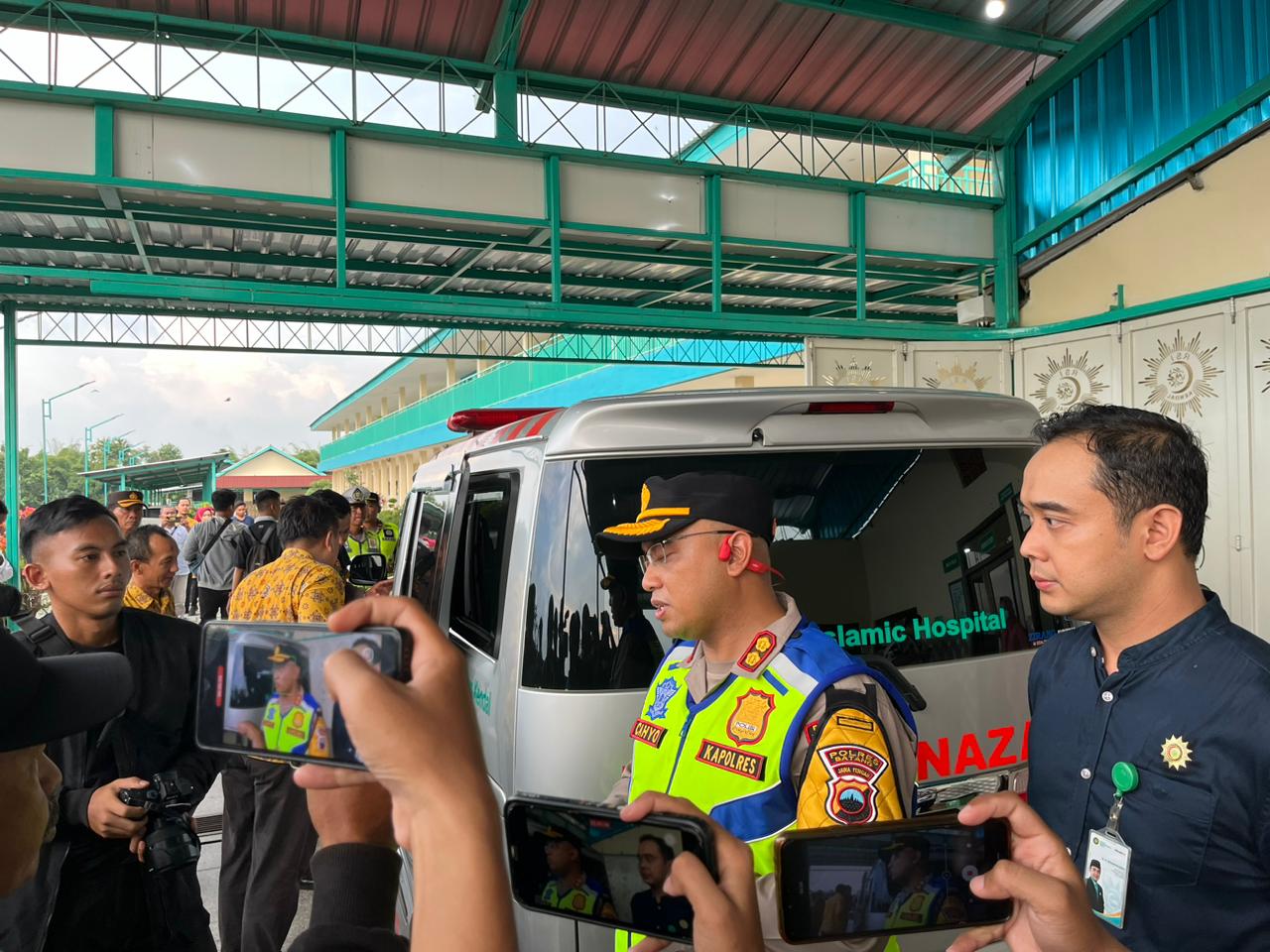 Polisi Lakukan Pengawalan Jenazah Dan Layanan Trauma Healing