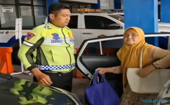 Polisi Solo Bantu Ibu Asal Temanggung Yang Diusir Anak Mudik