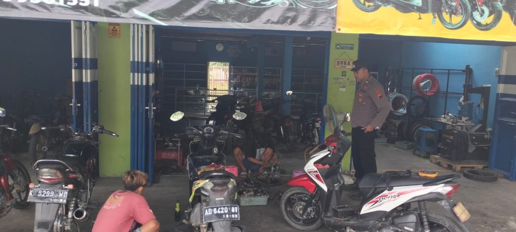 Polisi Sosialisasi Terkait Larangan Penggunaan Knalpot Bising Ke Bengkel