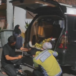 Polisi Di Banyuwangi Sigap Membantu Pemudik Yang Alami Pecah Ban