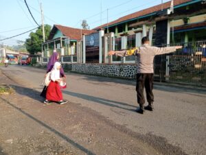 Lakukan Pengaturan Lalin, Polres Banjarnegara Hadir Ditengah Masyarakat